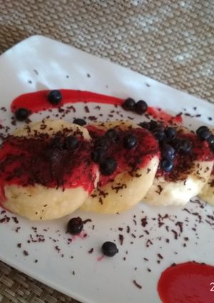 Фото Диетические сырники с малиновым соусом.