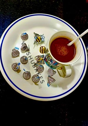 A picture of Cold Coffee with Hershey's Chocolate Bites for a summer party.