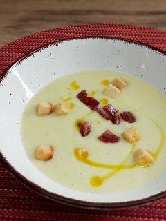 Una foto de Crema de apio con fuet