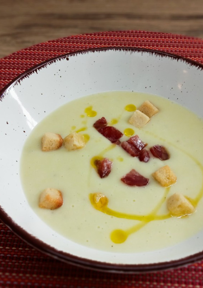 Una foto de Crema de apio con fuet