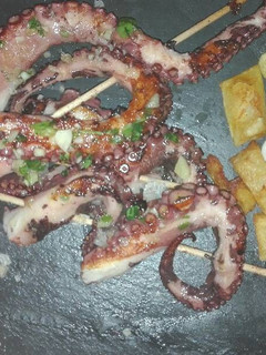 Una foto de 19 Brochetas de pulpo