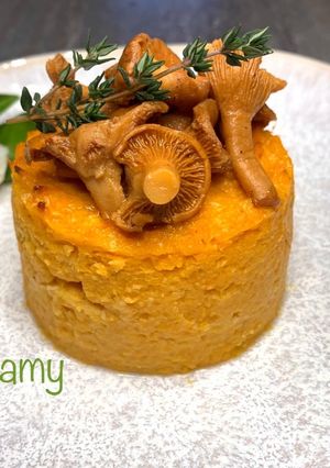 Foto di Flan di patate americane dal cuore filante con funghi finferli
