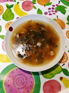 Una foto de Sopa de kale con zanahoria, moijerons y jamón serrano