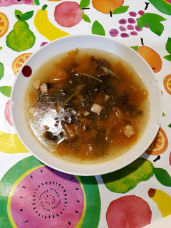 Una foto de Sopa de kale con zanahoria, moijerons y jamón serrano