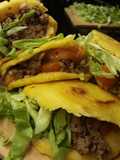 Arepas rellenas de Carne condimentada, con tomate queso y lechuga