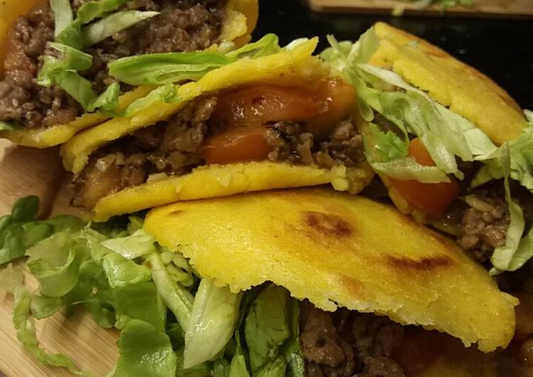 Simple Way to Make Quick Arepas rellenas de Carne condimentada, con tomate queso y lechuga