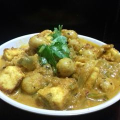 A picture of Paneer and makhane ki sabzi.