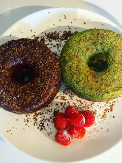 Una foto de Donas de chocolate, cubierta matcha o chocolate - keto