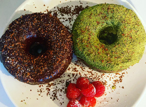 Una foto de Donas de chocolate, cubierta matcha o chocolate - keto