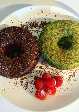 Una foto de Donas de chocolate, cubierta matcha o chocolate - keto