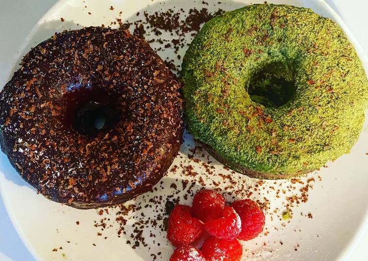 Donas de chocolate, cubierta matcha o chocolate - keto