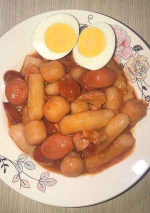 Hình của món Tokbokki cơm nguội.