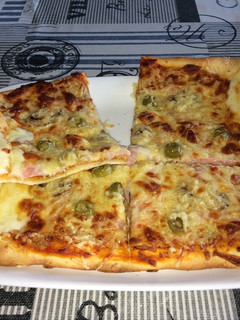 Una foto de Pizza 4 estaciones con bordes rellenos de queso