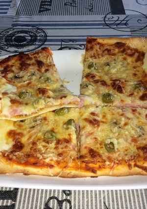 Foto principal de Pizza 4 estaciones con bordes rellenos de queso