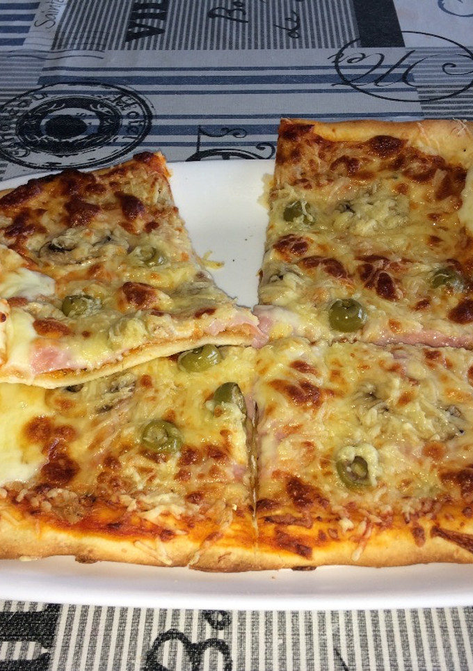 Una foto de Pizza 4 estaciones con bordes rellenos de queso