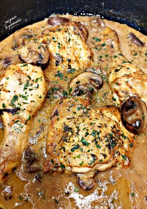 Une photo de Poulet crémeux aux champignons 🍄