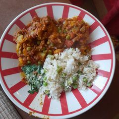 A picture of Cauliflower curry with peas (vegan).