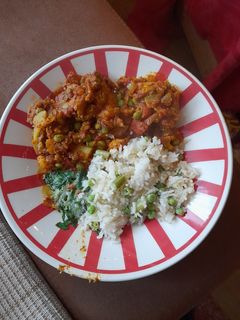 A picture of Cauliflower curry with peas (vegan).