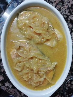 Una foto de Salmón en salsa de cebolla y naranja