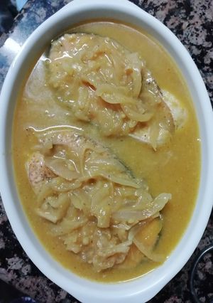 Una foto de Salmón en salsa de cebolla y naranja