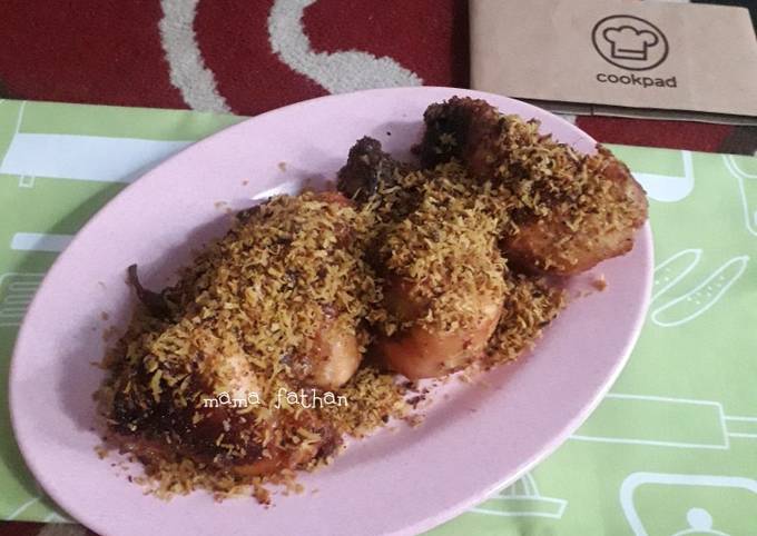 Ayam goreng serundeng kelapa