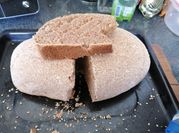 Una foto de pan integral en horno eléctrico