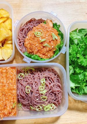Hình của món Bún gạo lứt sốt cà chua và ức gà.