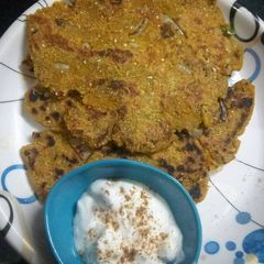A picture of Makka paratha with curd.