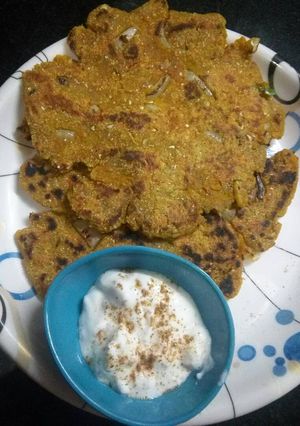 A picture of Makka paratha with curd.