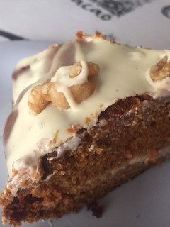 Una foto de Pastel de zanahorias, chocolate blanco y crema de queso