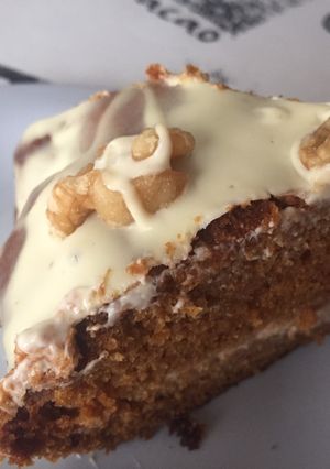 Una foto de Pastel de zanahorias, chocolate blanco y crema de queso