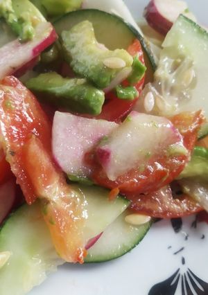 Una foto de Ensalada de palta y rábano