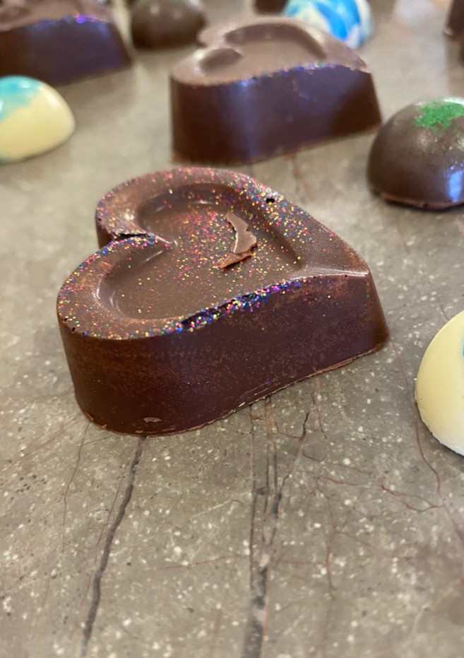 Una foto de Bombones de chocolate rellenos de mazapán