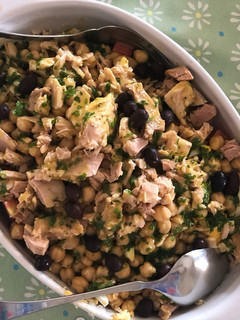 Una foto de Ensalada de garbanzos con vinagreta de cilantro y limón🍋🌿