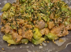 Foto principal de Tartar de Salmón y Aguacate con base de papel de arroz
