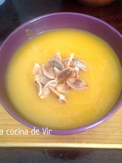 Una foto de Crema de calabaza sin lactosa con pipas asadas
