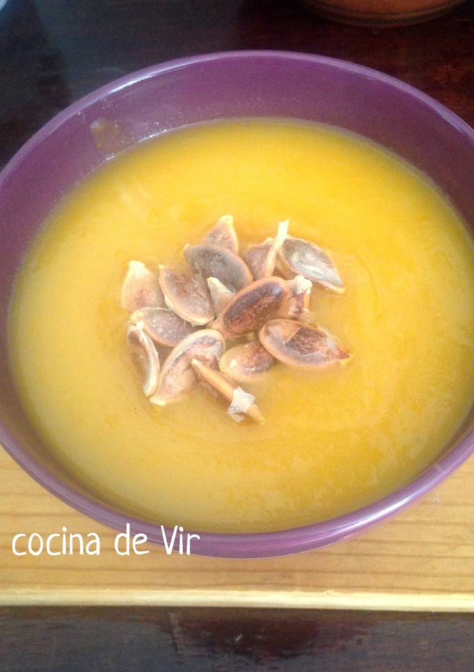 Una foto de Crema de calabaza sin lactosa con pipas asadas