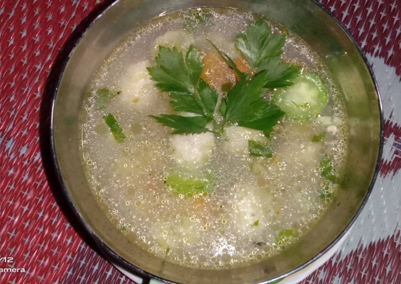Sup bola bola ayam dengan oyong
