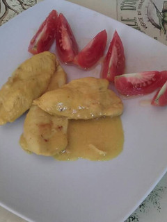 Una foto de Pechuga de pollo al limón, cúrcuma y jenjibre