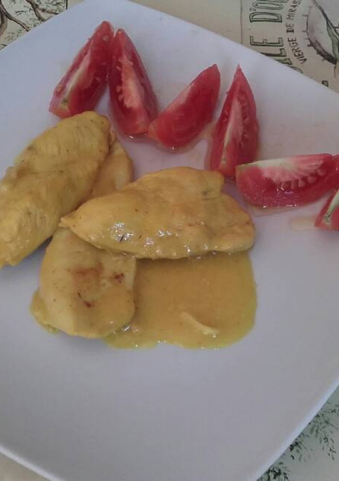 Una foto de Pechuga de pollo al limón, cúrcuma y jenjibre