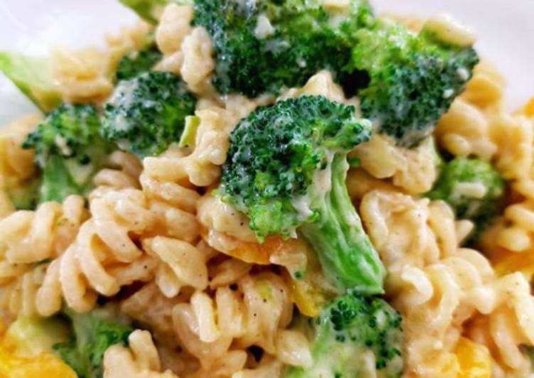 Langkah Mudah untuk Menyiapkan Garlic Creamy Brocolli Pasta, Lezat Sekali