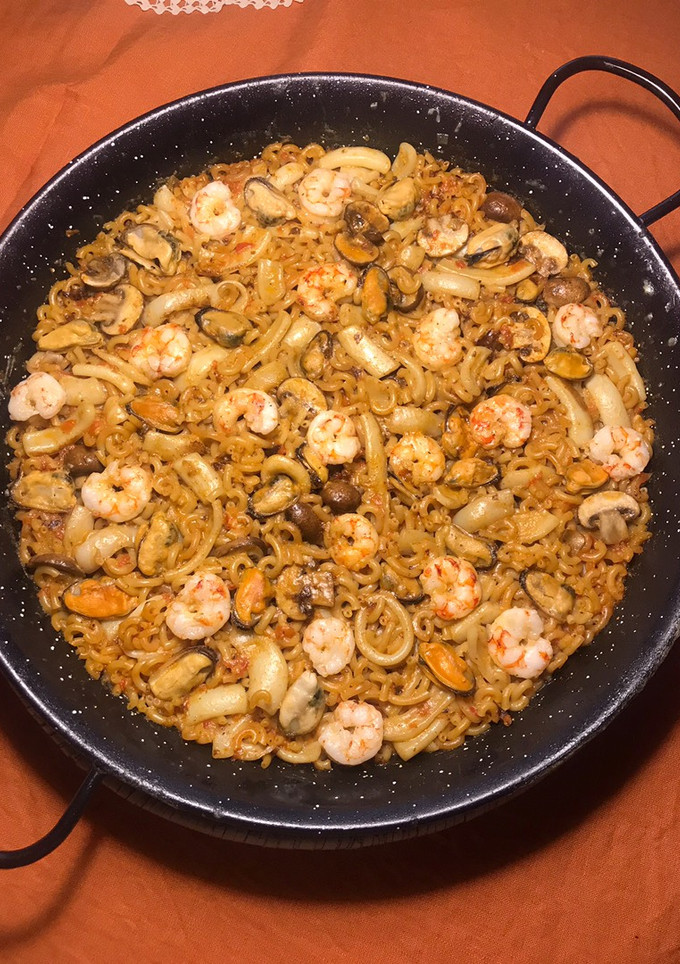 Una foto de Fideuà, fácil y rápida, con caldo de pescado japonés (Dashi) !!!