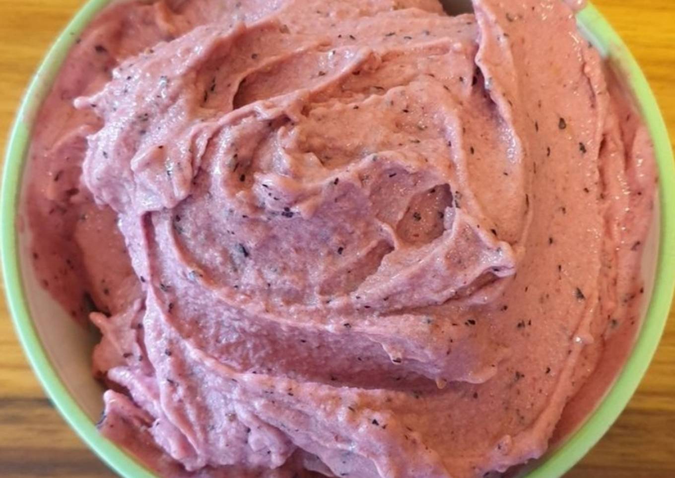 Helado de plátano y frutos de bosque