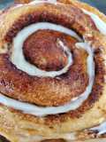 Roles de canela con glass de queso crema