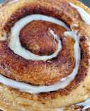 Roles de canela con glass de queso crema