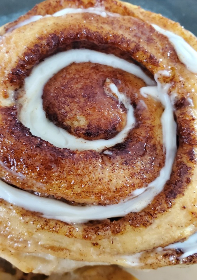 Una foto de Roles de canela con glass de queso crema