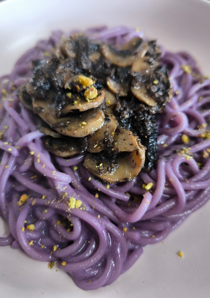Una foto de Espaguetis con salsa de lombarda y champiñones trufados