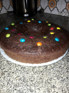 Una foto de Torta brownie con lentejas de chocolate