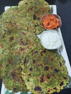 પાલક પરાઠા (Palak Paratha Recipe In Gujarati) રેસીપી મુખ્ય ફોટો