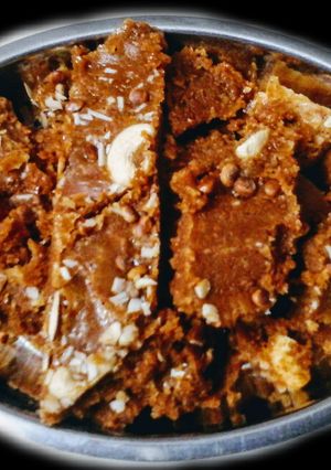 મોહનથાળ(Mohan Thal Recipe In Gujarati) રેસીપી મુખ્ય ફોટો